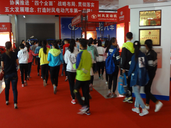 县实验小学部分小学生来平博科技展厅开展科普日活动